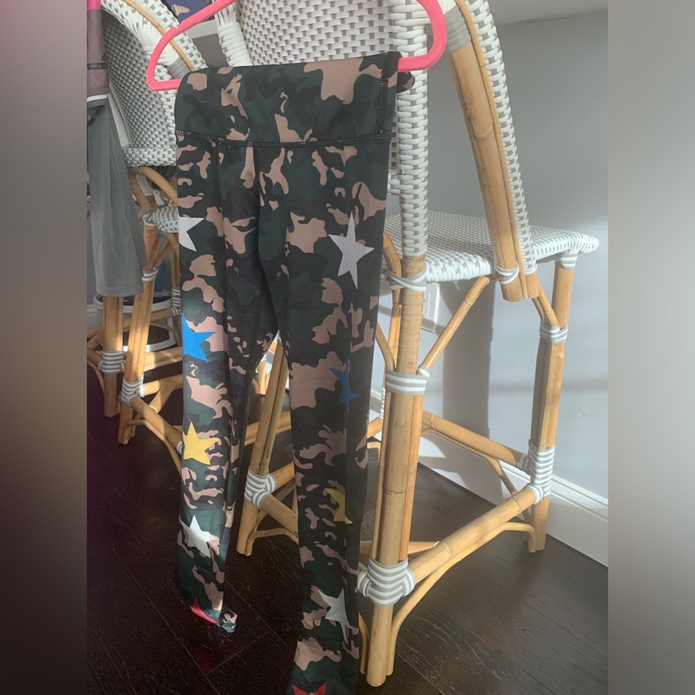 Camouflage leggings with colored stars